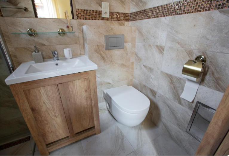 Homely 4 Bedroom Apartment - Old Town - By Upstairs Kraków Zewnętrze zdjęcie