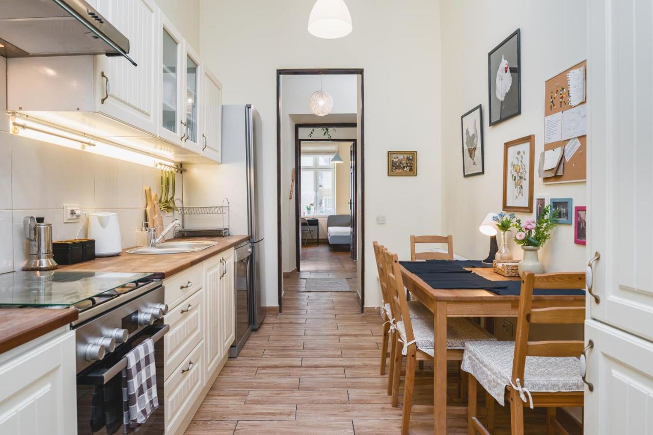 Homely 4 Bedroom Apartment - Old Town - By Upstairs Kraków Zewnętrze zdjęcie