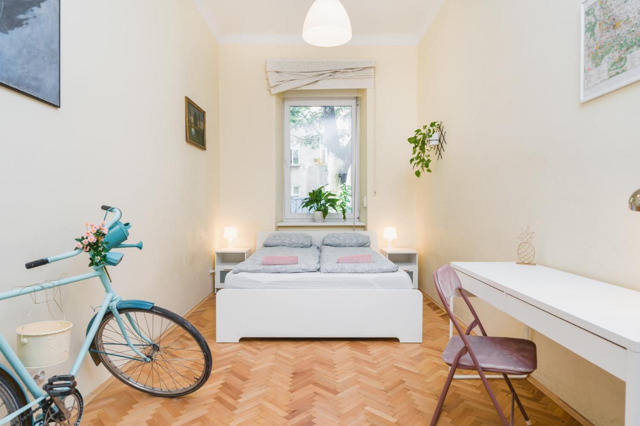 Homely 4 Bedroom Apartment - Old Town - By Upstairs Kraków Zewnętrze zdjęcie