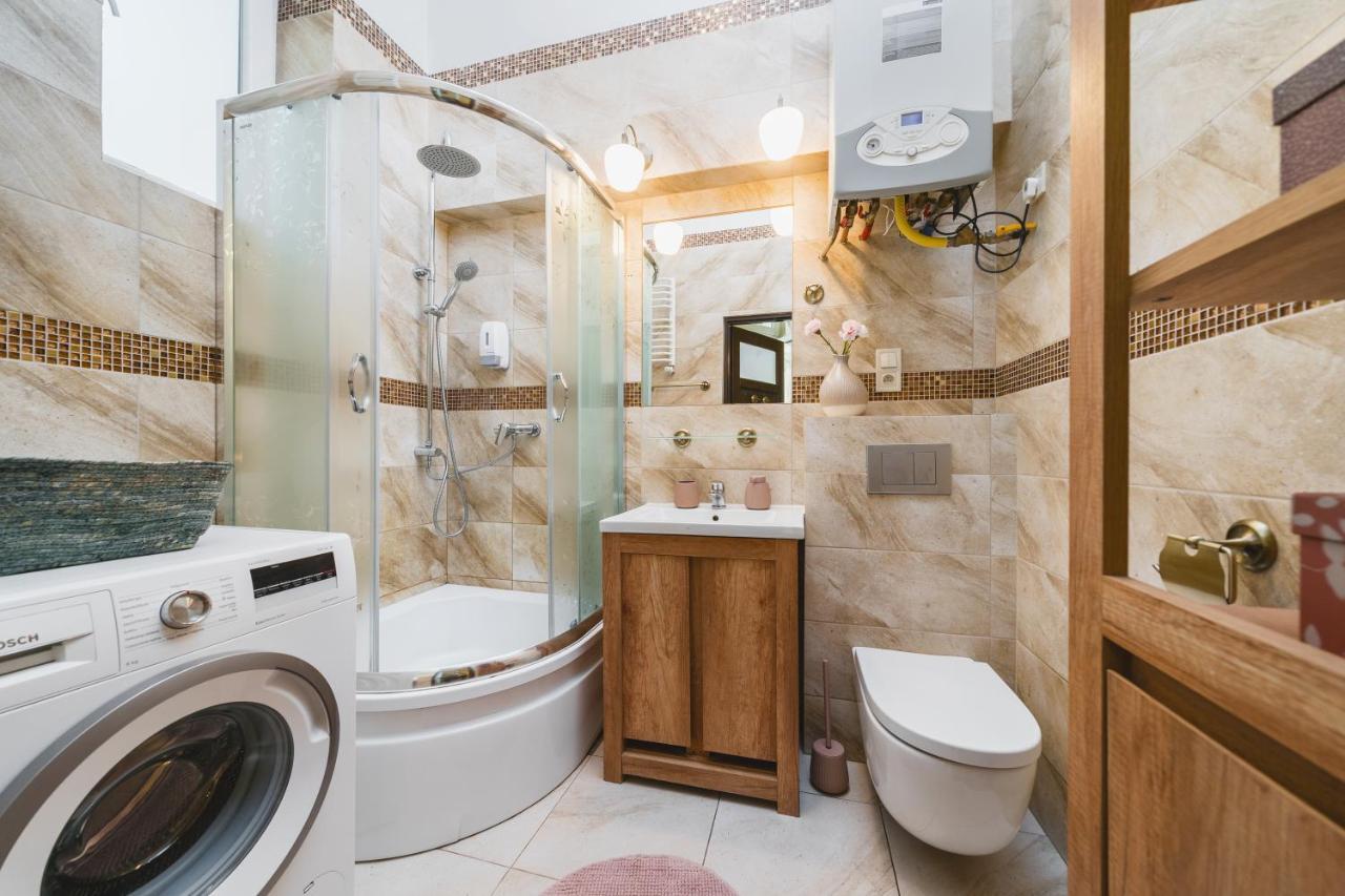 Homely 4 Bedroom Apartment - Old Town - By Upstairs Kraków Zewnętrze zdjęcie