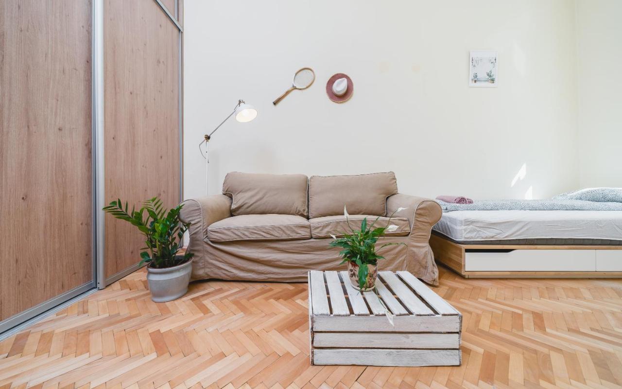 Homely 4 Bedroom Apartment - Old Town - By Upstairs Kraków Zewnętrze zdjęcie