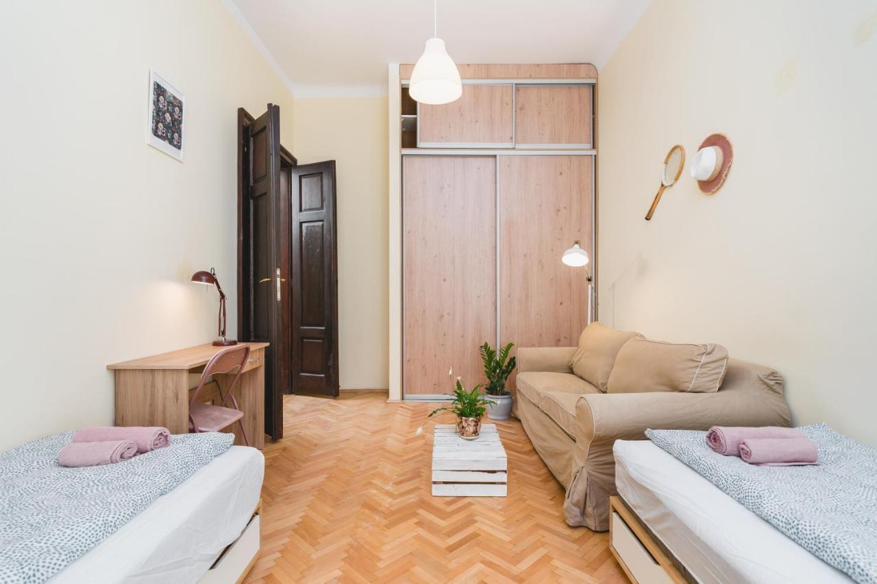 Homely 4 Bedroom Apartment - Old Town - By Upstairs Kraków Zewnętrze zdjęcie