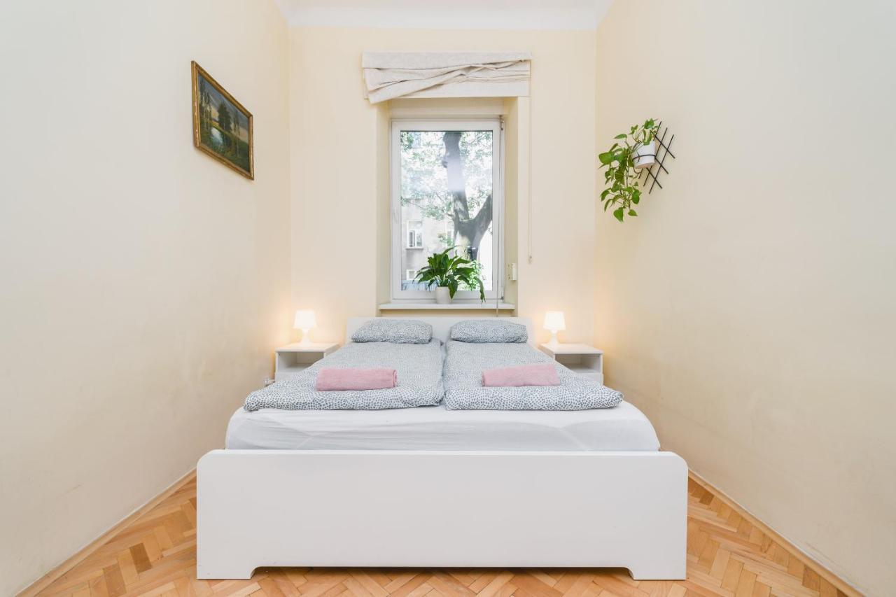 Homely 4 Bedroom Apartment - Old Town - By Upstairs Kraków Zewnętrze zdjęcie