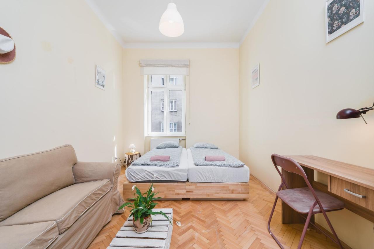 Homely 4 Bedroom Apartment - Old Town - By Upstairs Kraków Zewnętrze zdjęcie