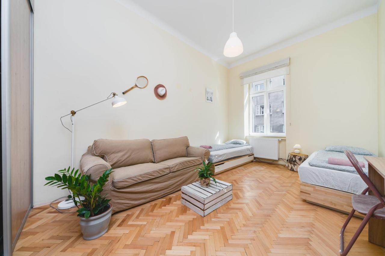 Homely 4 Bedroom Apartment - Old Town - By Upstairs Kraków Zewnętrze zdjęcie