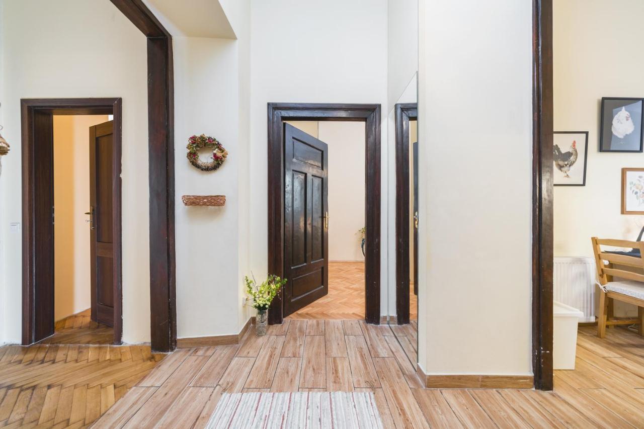 Homely 4 Bedroom Apartment - Old Town - By Upstairs Kraków Zewnętrze zdjęcie