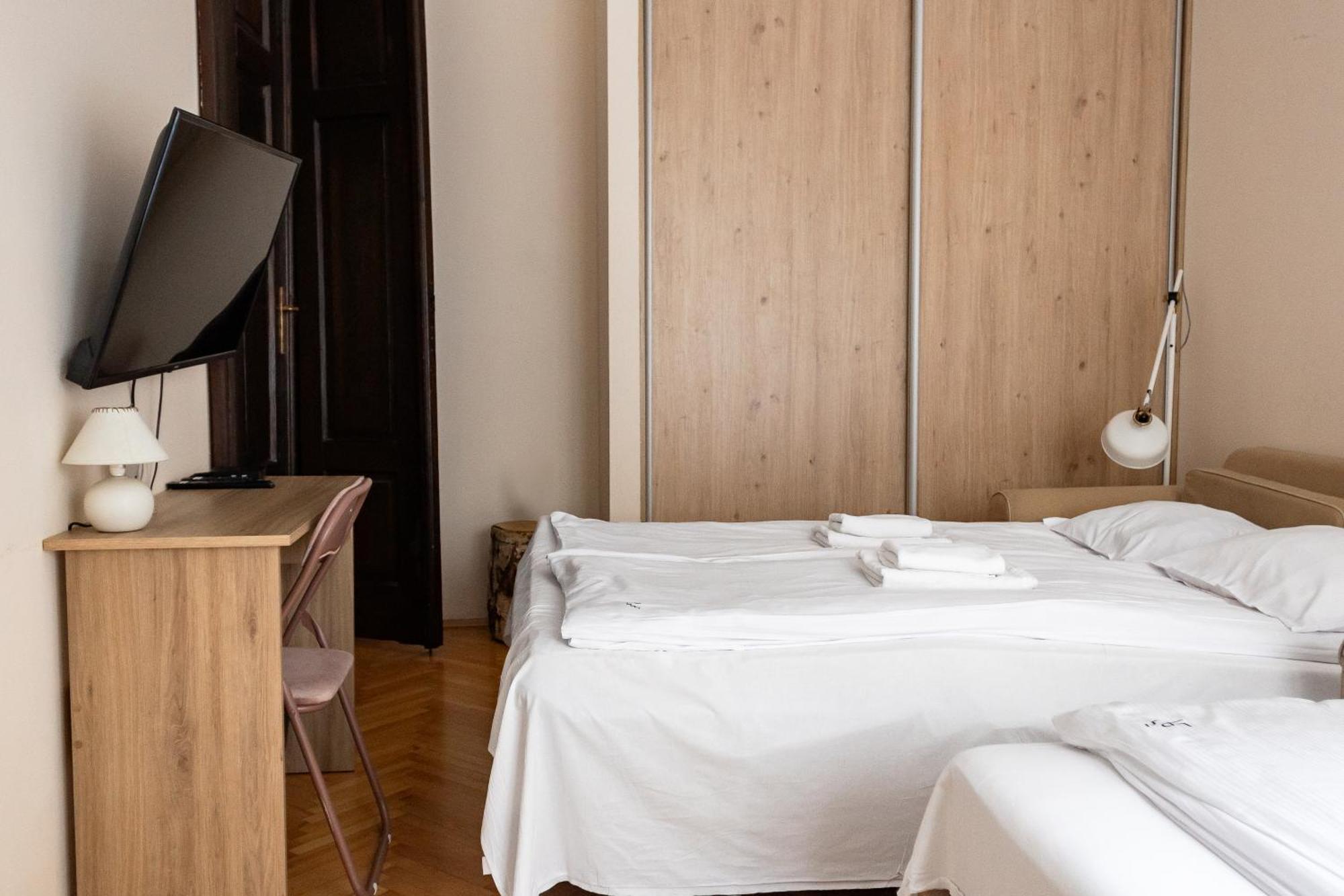 Homely 4 Bedroom Apartment - Old Town - By Upstairs Kraków Zewnętrze zdjęcie