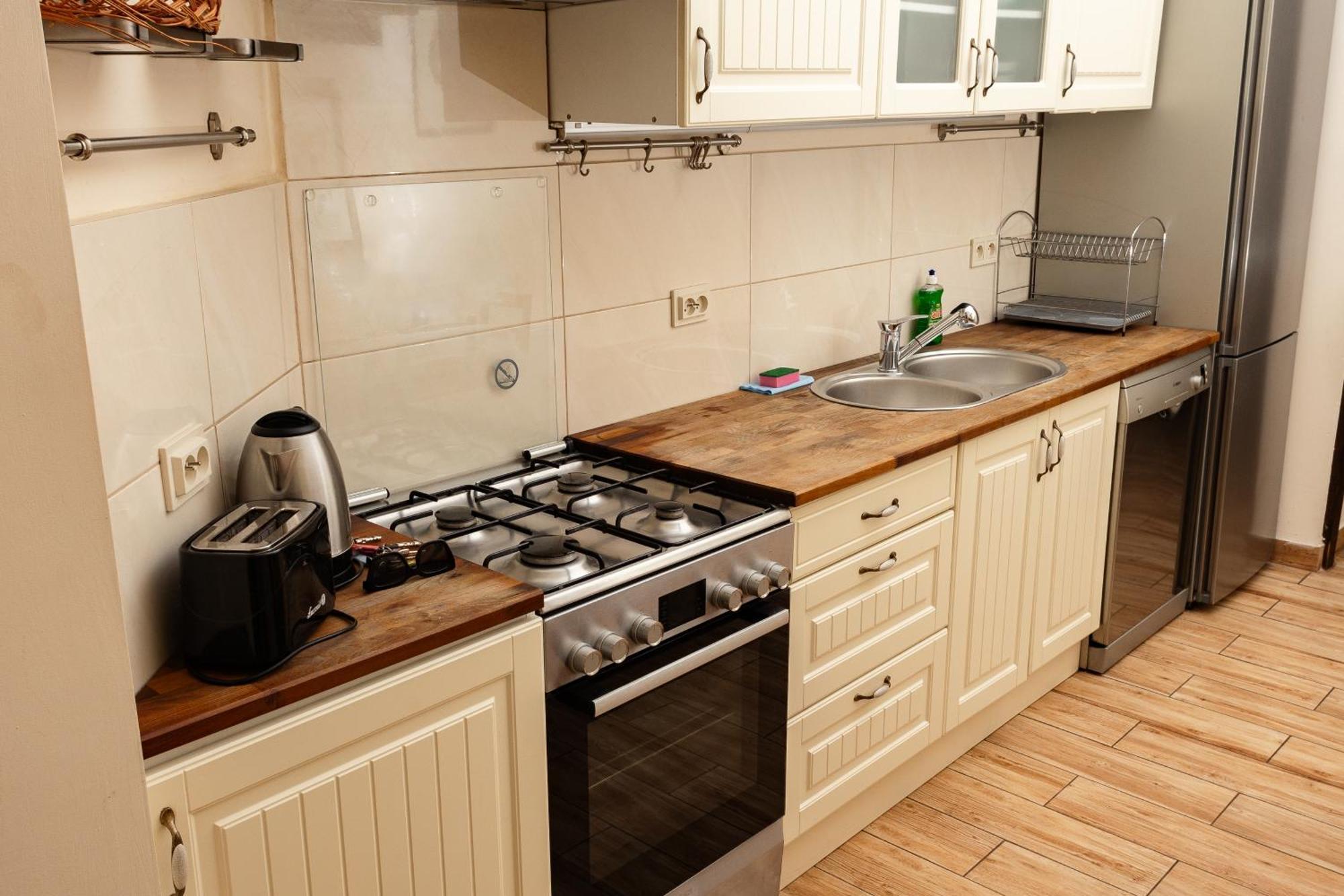 Homely 4 Bedroom Apartment - Old Town - By Upstairs Kraków Zewnętrze zdjęcie