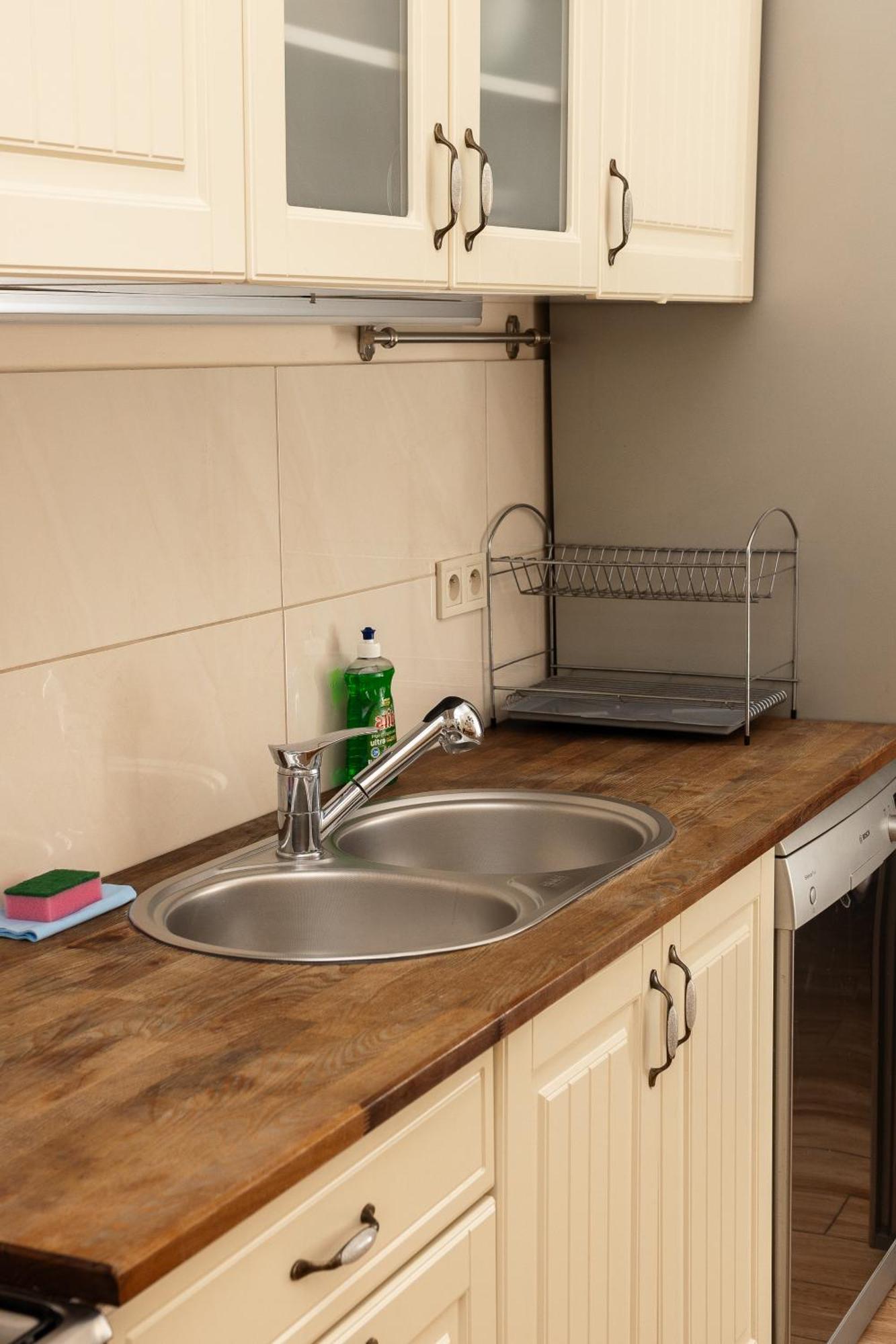 Homely 4 Bedroom Apartment - Old Town - By Upstairs Kraków Zewnętrze zdjęcie