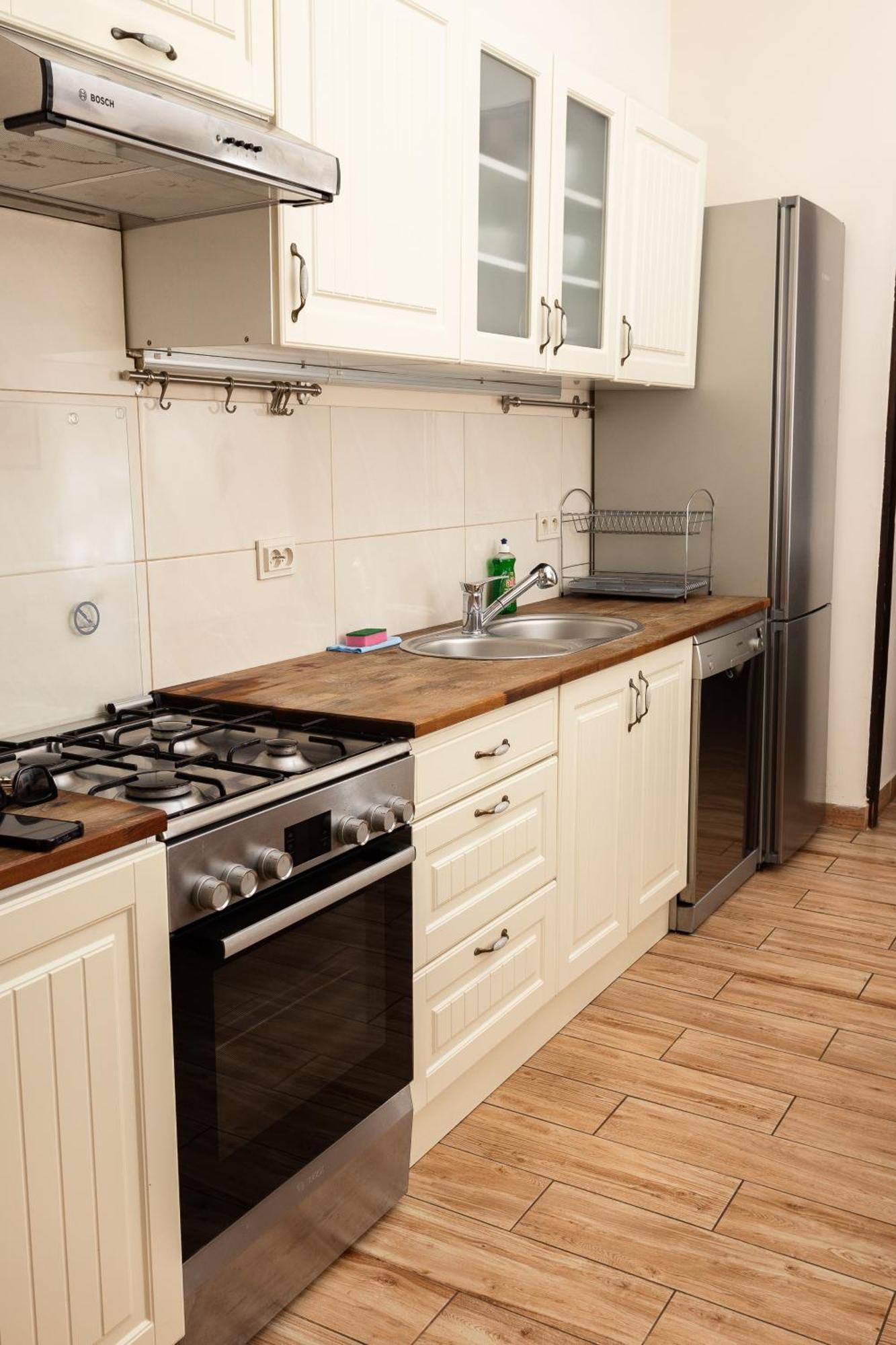 Homely 4 Bedroom Apartment - Old Town - By Upstairs Kraków Zewnętrze zdjęcie