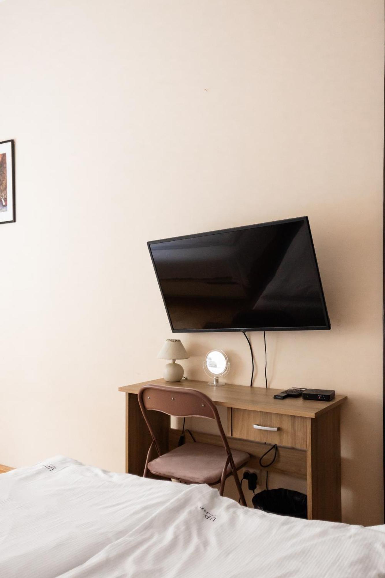 Homely 4 Bedroom Apartment - Old Town - By Upstairs Kraków Zewnętrze zdjęcie